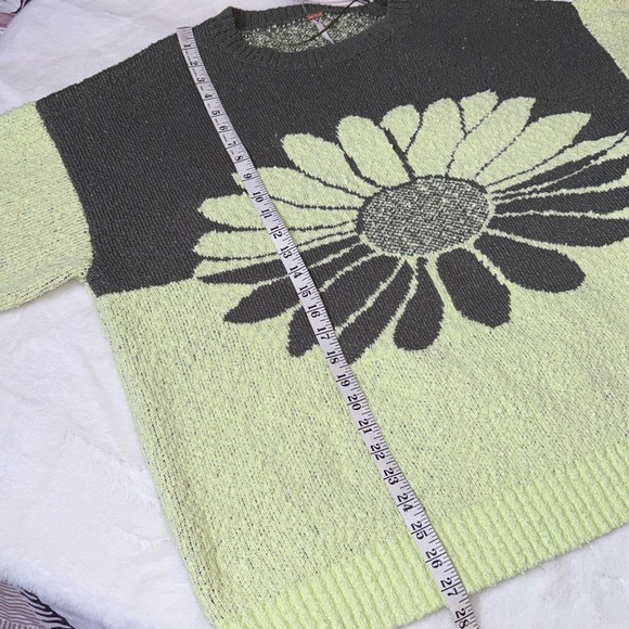 Free People in Bloom Sweater Size Medium - Picture 7 of 8